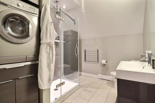 蒙克顿Château Queen by Bower Boutique Hotels的带淋浴和洗衣机的浴室