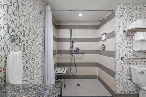 多伦多多伦多中心假日酒店的带淋浴和卫生间的浴室