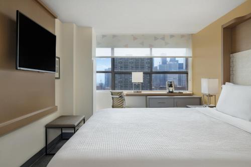 多伦多多伦多中心假日酒店的酒店客房设有一张床和一张带窗户的书桌