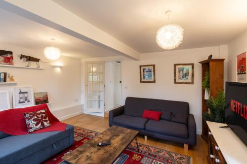 牛津Colthorn Farm Cottage By Aryas Properties - Oxford的客厅配有沙发和桌子