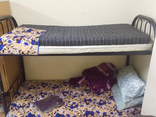 沙迦Bed space abu shagara park的配有2张双层床的宿舍间