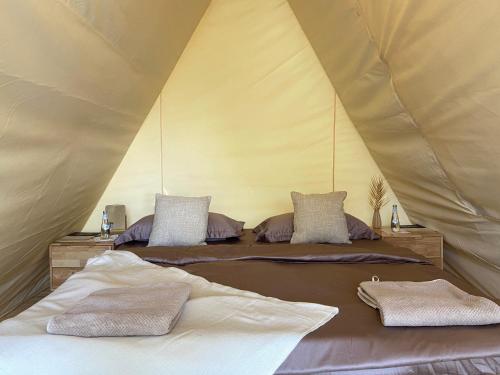 欧拉Husaak Glamping的一间帐篷内带两张床的卧室