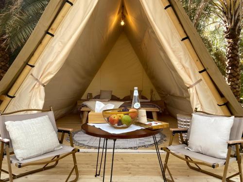 欧拉Husaak Glamping的帐篷里一张桌子和一碗水果