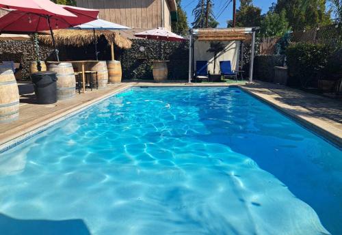 弗雷斯诺Tropical Paradise的庭院里的一个蓝色海水游泳池