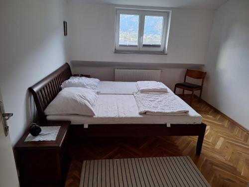 AltossiachApartment in Ossiach的一间卧室设有一张大床和窗户