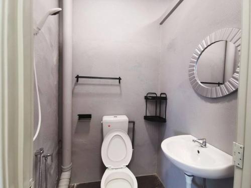 怡保Ipoh town centre glamping home 13pax的一间带卫生间、水槽和镜子的浴室