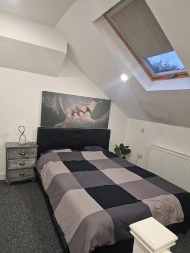 伦敦Confystay的卧室设有黑白床和窗户。
