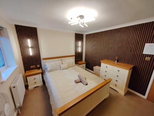 哈雷克Castle View Guest House的一间卧室设有一张带木墙的大床