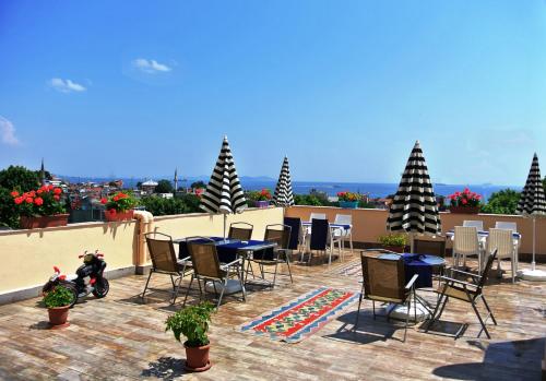 伊斯坦布尔福尔酒店的屋顶上带桌椅的天井