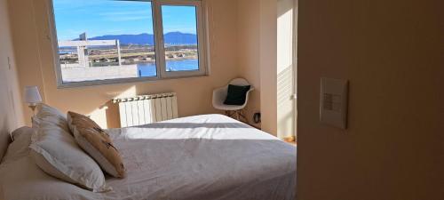 乌斯怀亚Bahia Bonita的一间卧室设有一张床和一个美景窗户。