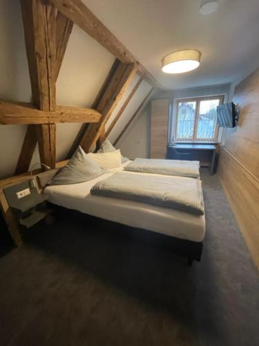 劳特拉赫Gasthof zum Rößle Lautrach的一间带两张床的卧室,位于带窗户的房间内