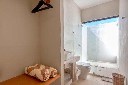 奥尔沃克斯岛Aparthotel Onda Maya - Adults Only的一间带水槽和卫生间的浴室以及窗户。