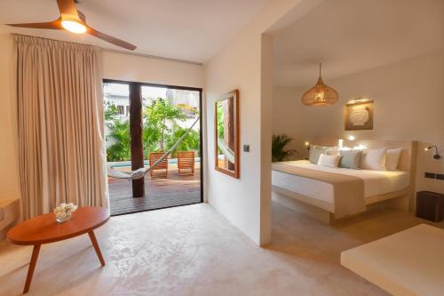 奥尔沃克斯岛Aparthotel Onda Maya - Adults Only的一间卧室设有一张床和一个滑动玻璃门