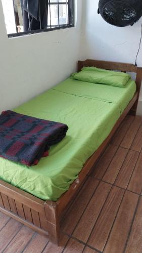 米纳斯Apartamento jorge lopez的一张木架床
