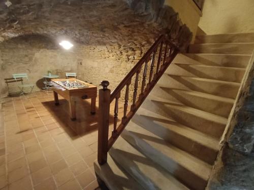 佩拉托拉达Casa Peratallada的城堡里的楼梯,有桌子和楼梯