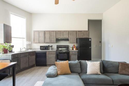 密尔沃基Flexhome Marquette Economy 2BR Apt MP4 - READ INFO的带沙发的客厅和厨房