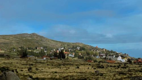 佩尼亚什达绍迪10P na Serra da Estrela Donno的田野上山顶的城镇