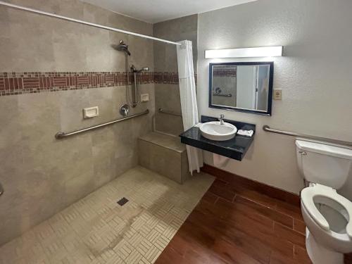安大略加利福尼亚安大略6号汽车旅馆的一间带卫生间和水槽的浴室