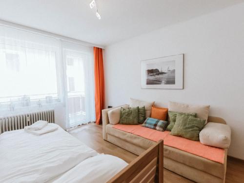 巴德加斯坦Apartment Stubner Kogel Top 18 by Interhome的客厅配有沙发和1张床