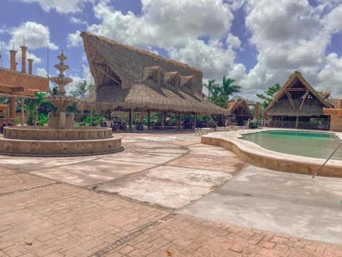 科苏梅尔Hacienda Ixtlan Cozumel的一个带游泳池和喷泉的度假胜地