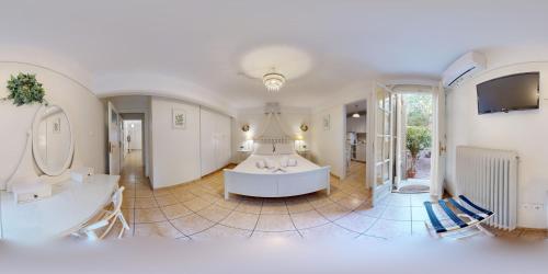 雅典The Koukaki Residence的大型客房设有浴缸和水槽。