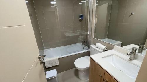 奇廉Depto central, parking, moderno的浴室配有卫生间、盥洗盆和淋浴。