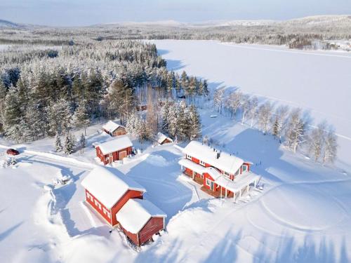 SonkaHoliday Home Villa lehtoniemi by Interhome的雪地中度假村的空中景观
