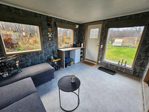 GravdalRelaxing cabin的客厅配有沙发和桌子