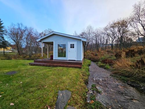 GravdalRelaxing cabin的草地上的一个小房子