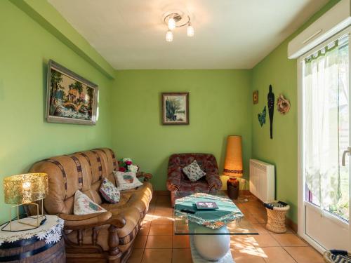 克洛阿尔卡尔诺厄Holiday Home Tal ar Mor - LPU100 by Interhome的客厅配有沙发和桌子
