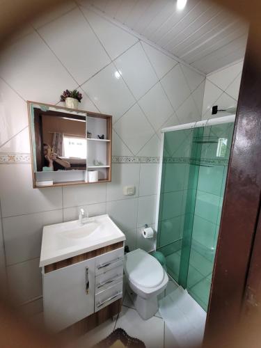 佩尼亚Apart Luis的一间带卫生间、水槽和镜子的浴室