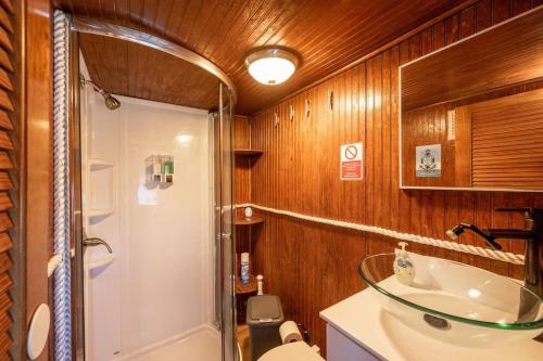 基韦斯特Beautiful Houseboat in Key West的带淋浴、盥洗盆和卫生间的浴室