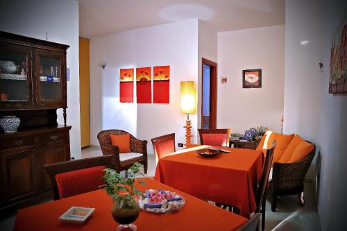 莱切省卡斯特罗B&B L'Orizzonte的用餐室配有2张桌子和椅子以及1张桌子。