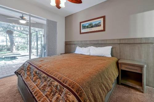 奥兰多Windsor Hills 4BR's Mickeys Ranch Near Disney的一间卧室设有一张大床和一个窗户。