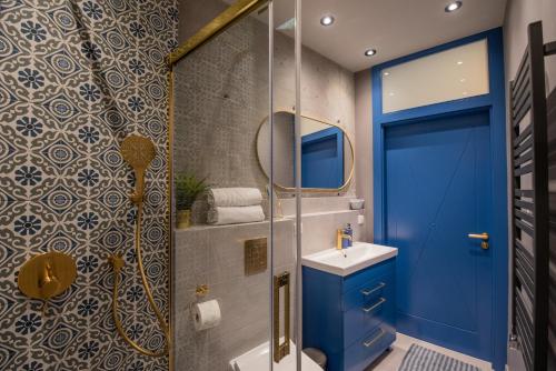 克拉科夫City Lights Mostowa 6的浴室设有蓝色门和水槽