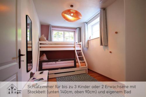 迪森阿姆阿梅尔塞Ferienwohnung ideal für Familien mit Kindern的客房设有两张双层床和一扇窗户。