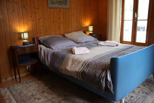 Versegeres La Petite Auberge的房间里的一张床位,上面有两条毛巾