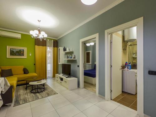 地拉那Downtown Grand Comfort的客厅拥有绿色的墙壁和黄色的沙发