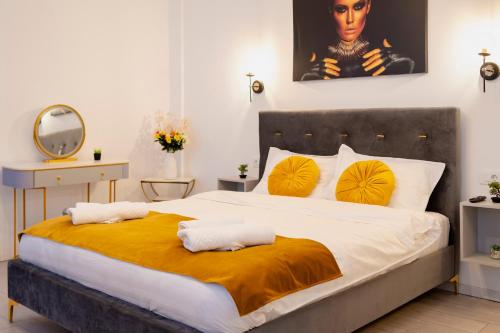 布拉索夫Casa Paul的一间卧室配有一张带黄色枕头的大床