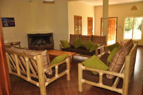 埃尔多雷特Zuri Guest House next to SOS & Kenmosa Village的客厅配有沙发和桌椅