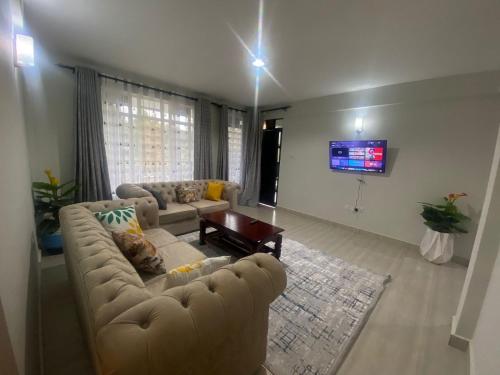 MeruMeru Heights的带沙发和电视的客厅