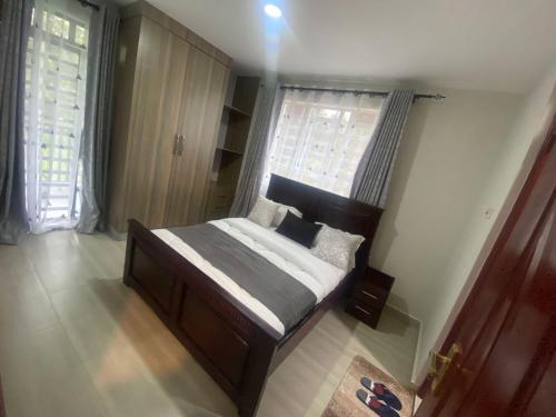MeruMeru Heights的一间卧室设有一张床和一个窗口