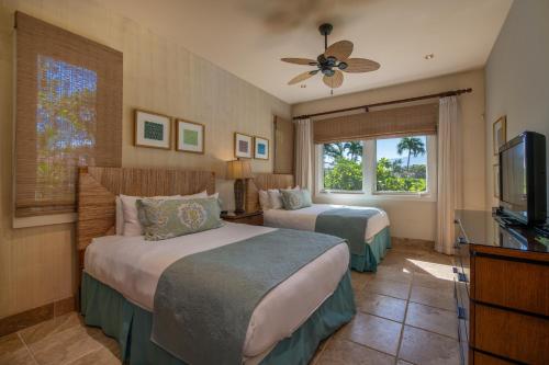 瓦克拉Mauna Lani Luxury Vacation Villas - CoralTree Residence Collection的酒店客房设有两张床和一台平面电视。