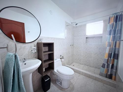 库斯科Casa Alpaca的一间带水槽、卫生间和镜子的浴室