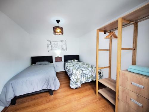 库斯科Casa Alpaca的一间卧室配有两张床和一张双层床。