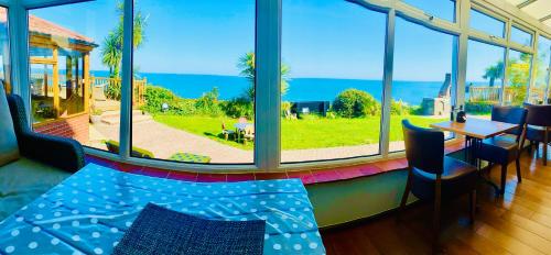 尚克林门托内别墅酒店的客房设有海景大窗户。
