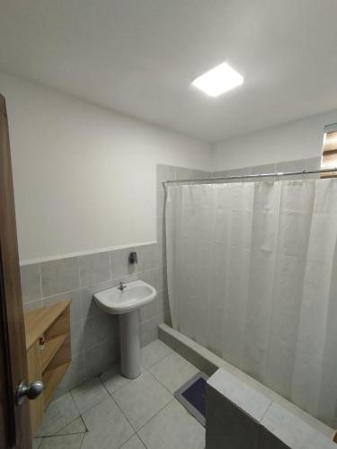 曼塔Departamento Sol的浴室配有卫生间、盥洗盆和淋浴。