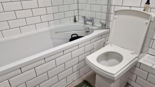 伦敦House的白色的浴室设有卫生间和水槽。