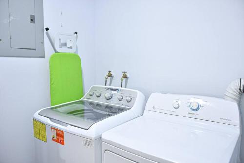 圣萨尔瓦多Los Cielos302: Spacious Condo with scenic views.的客房内的洗衣机和洗衣机