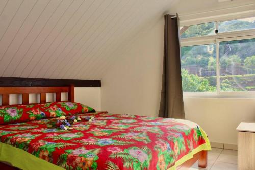 乌图罗阿Tekauhivai Lodge的一间卧室设有一张床和一个窗口